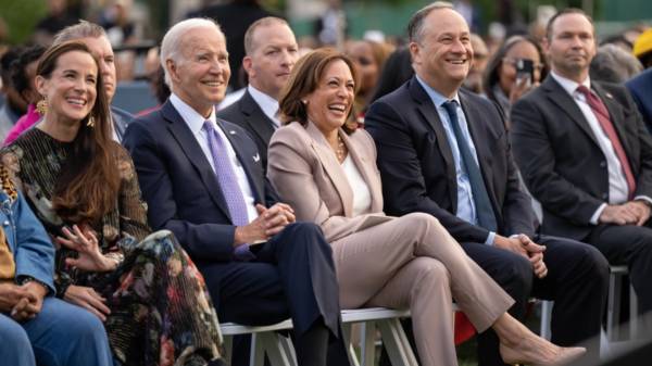 President Biden celebrates Juneteenth with an emot...